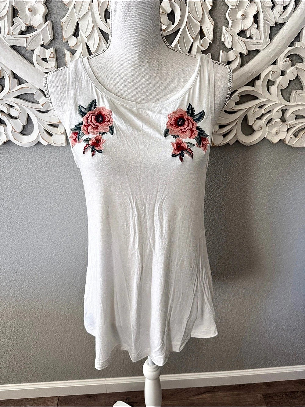 American Eagle Soft & Sexy AEO Tank Floral Embroidered Tank in White Size Medium